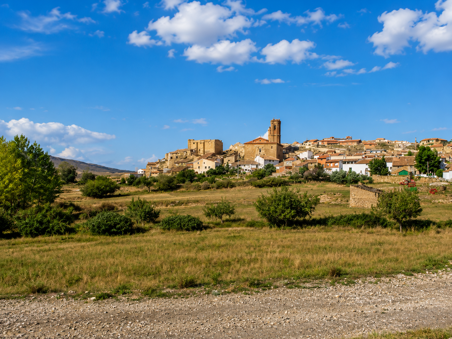 Terraza de la Casa Rural Blesamemucho con vistas panorámicas a Blesa y la sierra de Gúdar
